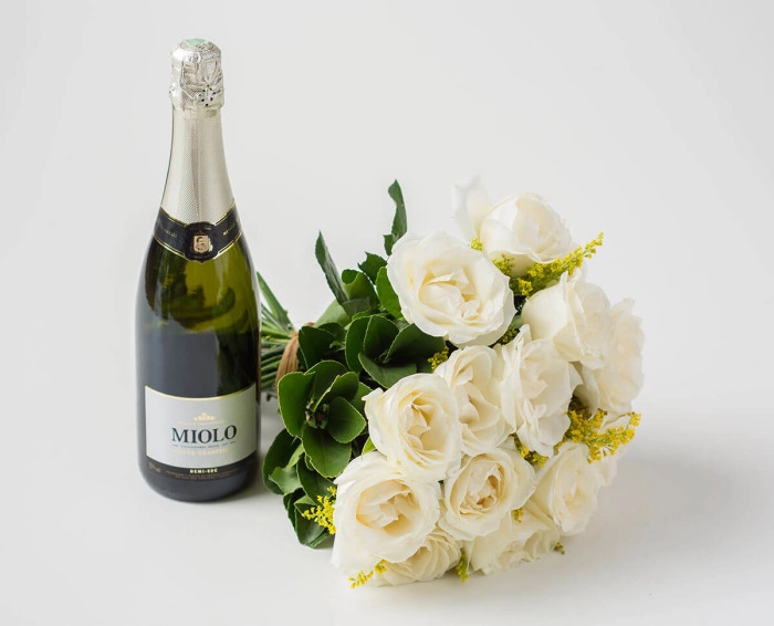 Buquê Tradicional de 16 Rosas Brancas e Espumante