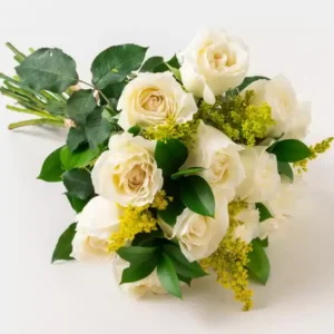 Buquê de 15 Rosas Brancas e Folhagem