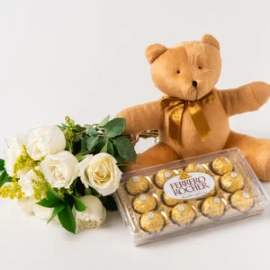 Buquê de 8 Rosas Brancas, Chocolate e Pelúcia