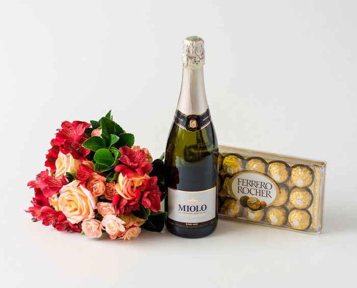 Buquê de Rosas e Astromélias em Tons Rosados, Chocolate